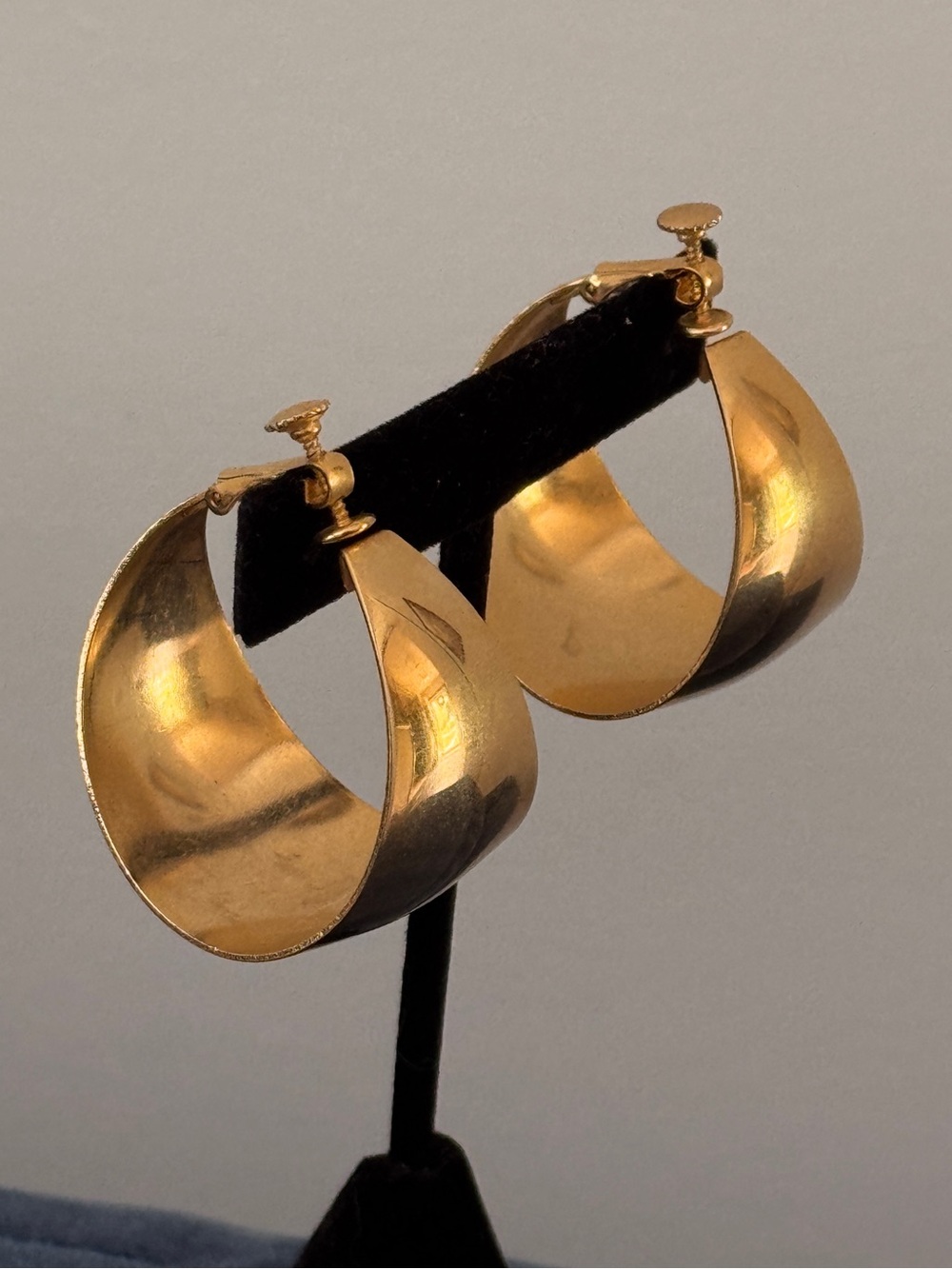Vintage Pat Monet Large Screw back Gold tone Hoop earrings.